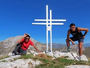 43 Alla croce di vetta di Cima Foppazzi (2093 m) con vista in Arera